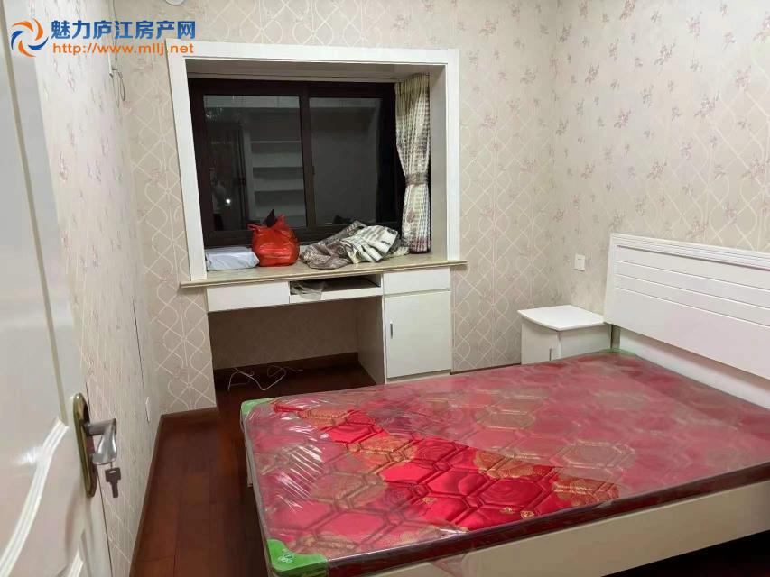 出租:东方华庭三室精装家电家具齐全，年租金15500，2楼