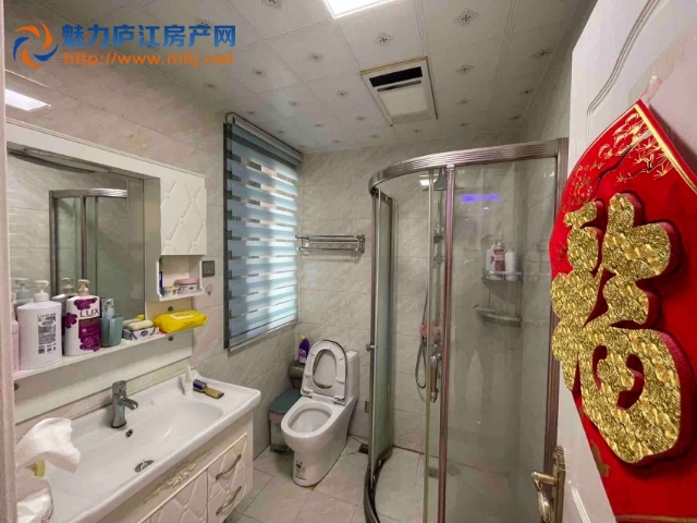 湖山壹品新一中对面，149平，精装修，四室2厅2卫，140万
